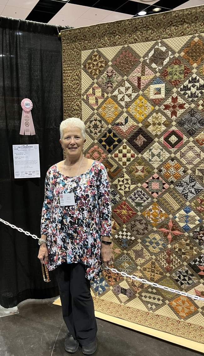 Congratulations to CVQG member, Sarah Jo McKee, for a Judge’s Choice ribbon for her quilt, “A Tribute to Jim,” shown at the Paciic International Quilt Festival in Santa Clara, California from October 13-16, 2022.